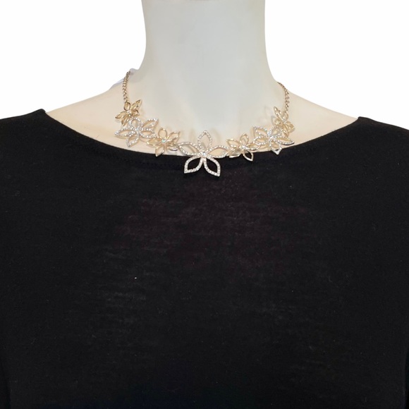 NEW Rhinestone Flower Statement Necklace - Picture 6 of 7